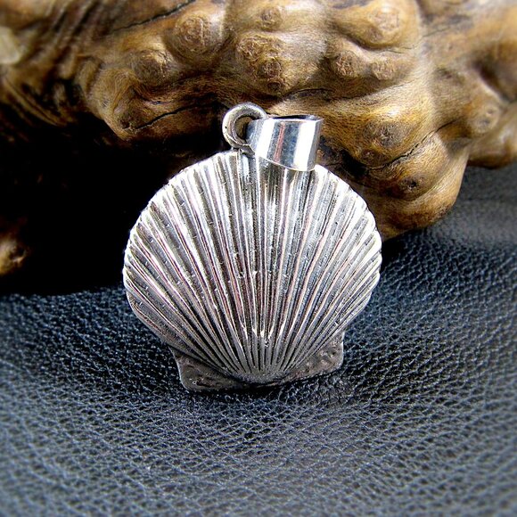 Solid 925 Sterling Silver Seashell Pendant, Clam Shell Sea Scallop Jewelry Charm - Picture 1 of 10